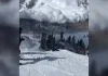 El momento en que una nube de nieve deja inmóvil a un grupo de esquiadores