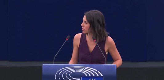 Irene Montero irrumpe en la Eurocámara cantando «Happy Birthday, Mr. Genocide» a Donald Trump