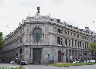 El Banco de España alerta de la desaceleración económica, la desigualdad, el déficit estructural y los excesos regulatorios