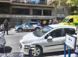 Los Mossos reducen y detienen en Barcelona a un hombre armado con un cuchillo de gran tamaño tras una persecución en la zona alta