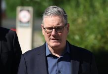 Keir Starmer dimite como primer ministro británico tras dos años de mandato y abre la carrera por el liderazgo del Partido Laborista
