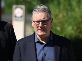 Keir Starmer dimite como primer ministro británico tras dos años de mandato y abre la carrera por el liderazgo del Partido Laborista