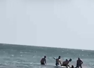 Un joven de 21 años es rescatado en el mar tras agredir sexualmente a una mujer en Almería y huir de la Policía