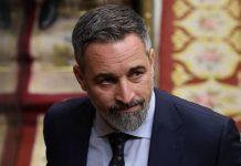 Abascal arremete contra Sánchez con un «abecedario de la corrupción»: «Su biografía se leerá en los informes de la UCO»
