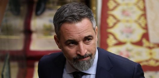 Abascal arremete contra Sánchez con un «abecedario de la corrupción»: «Su biografía se leerá en los informes de la UCO»