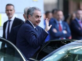Zapatero niega haber influido en el rescate de Plus Ultra y defiende los contratos de sus hijas
