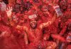 Buñol se tiñe de rojo: 22.000 personas convierten la calle en un mar de tomate en la 79ª Tomatina, la más multitudinaria de la historia