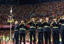 «Es imponente»: la banda Centuria revoluciona el Sánchez-Pizjuán con una versión épica del himno de España antes del España-Croacia
