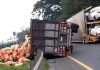 Un camión cargado de frutas y verduras vuelca en la M-40 a la altura de Moratalaz tras arrancar el quitamiedos