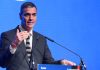 Sánchez presume de gestión frente a «tiranos, tecnoligarcas y genocidas» y carga contra la «peor oposición posible»