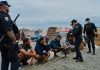La Policía inicia el desalojo del asentamiento de la playa del Trampolín en Ceuta: más de 3.000 migrantes serán identificados en el CATE