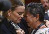 «Yo te voté»: el abrazo entre lágrimas de una mujer desahuciada y Marga Prohens en el Parlamento balear