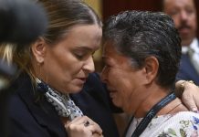 «Yo te voté»: el abrazo entre lágrimas de una mujer desahuciada y Marga Prohens en el Parlamento balear