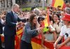 «Mis hijos han nacido aquí, tienen mucho sentimiento español»: el emotivo encuentro de los Reyes con una familia ceutí