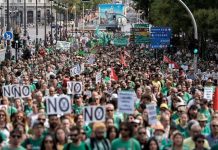 La huelga del profesorado de Madrid arranca con piquetes, cortes de tráfico y un encierro en la Complutense