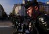 La música se abre paso entre el caos en París: una orquesta toca durante media hora bajo los gases lacrimógenos de la Policía