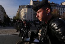 La música se abre paso entre el caos en París: una orquesta toca durante media hora bajo los gases lacrimógenos de la Policía