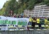 Profesores en huelga cortan la A-3 en Moratalaz con pupitres y sillas de colegio: «La educación pública no se vende»