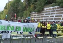 Profesores en huelga cortan la A-3 en Moratalaz con pupitres y sillas de colegio: «La educación pública no se vende»