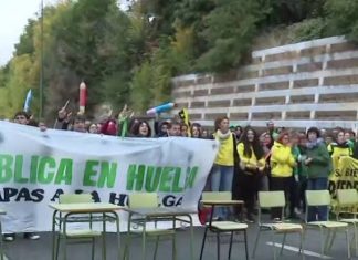 Profesores en huelga cortan la A-3 en Moratalaz con pupitres y sillas de colegio: «La educación pública no se vende»