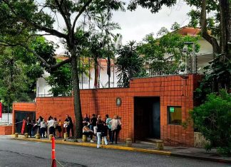 «Imposible votar»: los trabajadores del consulado en Caracas alertan de que la sede provisional no reúne las condiciones para las elecciones del 29N
