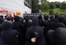Los Mossos impiden la entrada de Vito Quiles a la UAB y la protesta en su contra acaba en cargas y tensión