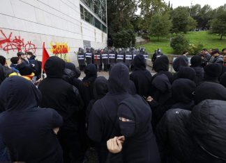 Los Mossos impiden la entrada de Vito Quiles a la UAB y la protesta en su contra acaba en cargas y tensión