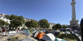 La Policía portuguesa desaloja por la fuerza las acampadas por la vivienda en Lisboa y Oporto: 55 detenidos y dos heridos