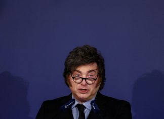 Milei llama «impresentable dictador» a Sánchez en Madrid y pide «sacar a patadas a los socialistas»