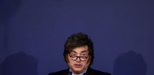 Milei llama «impresentable dictador» a Sánchez en Madrid y pide «sacar a patadas a los socialistas»