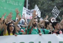 La marea verde desborda la Asamblea de Madrid: 3.000 docentes cortan Pablo Neruda en plena huelga indefinida