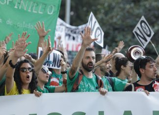 La marea verde desborda la Asamblea de Madrid: 3.000 docentes cortan Pablo Neruda en plena huelga indefinida