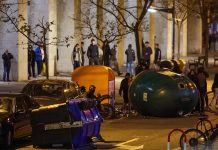 Bilbao amanece con coches calcinados y mobiliario destrozado tras una noche de disturbios: 19 detenidos, siete de ellos menores