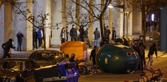 Bilbao amanece con coches calcinados y mobiliario destrozado tras una noche de disturbios: 19 detenidos, siete de ellos menores