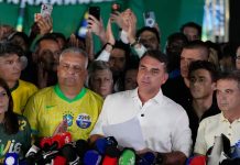 Flávio Bolsonaro huye de Brasil por la frontera argentina y vuela a Ecuador camino de Estados Unidos