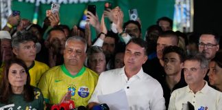 Flávio Bolsonaro huye de Brasil por la frontera argentina y vuela a Ecuador camino de Estados Unidos