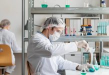 La industria farmacéutica crece un 11,9% en empleo y roza los 63.000 puestos directos: «Es un ejemplo de modelo productivo para España»