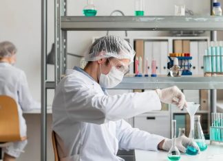 La industria farmacéutica crece un 11,9% en empleo y roza los 63.000 puestos directos: «Es un ejemplo de modelo productivo para España»